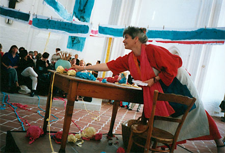 foto von der performance in der petrikirche zu lübeck, auf dem foto : mesaoo wrede in aktion, publikum und "fahnen" : malerei auf nesselbahnen